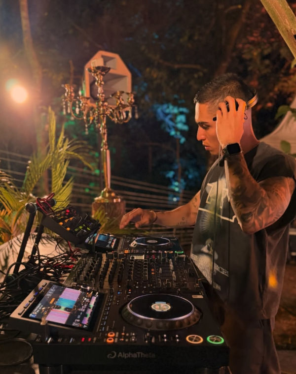 Santiago Rendón mezclando en un evento nocturno al aire libre
